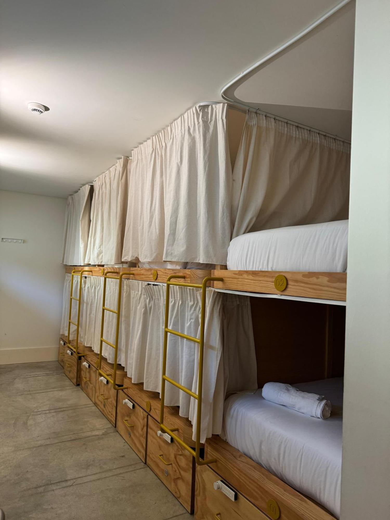 Surf & Sea Suites Parede Exterior foto